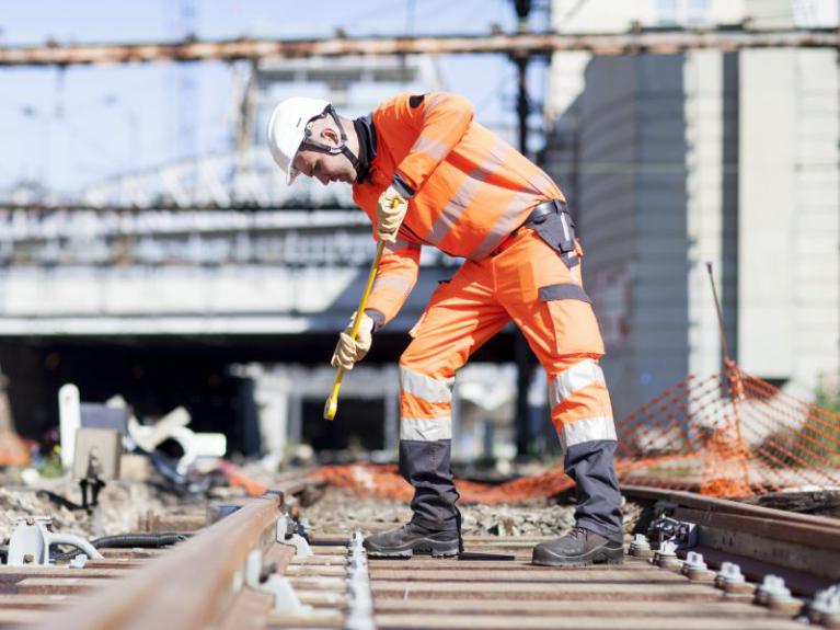 Ouvrier en formation SECUFER travaillant sur voie ferrée Ouvrier en formation SECUFER travaillant sur voie ferrée